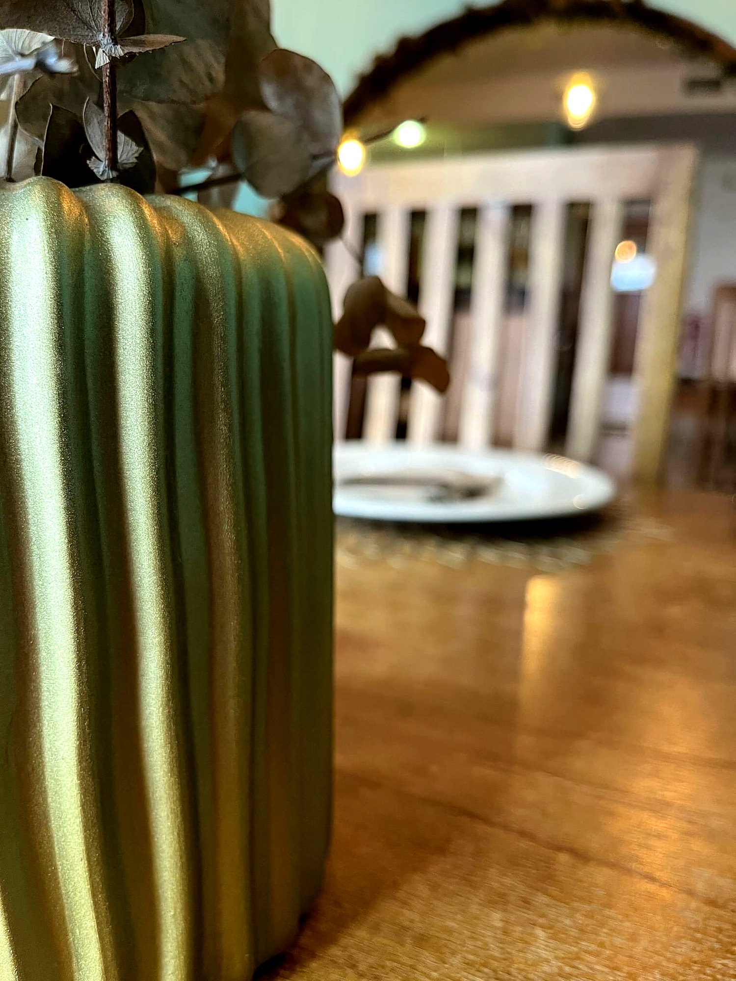 Jarrón dorado sobre la mesa