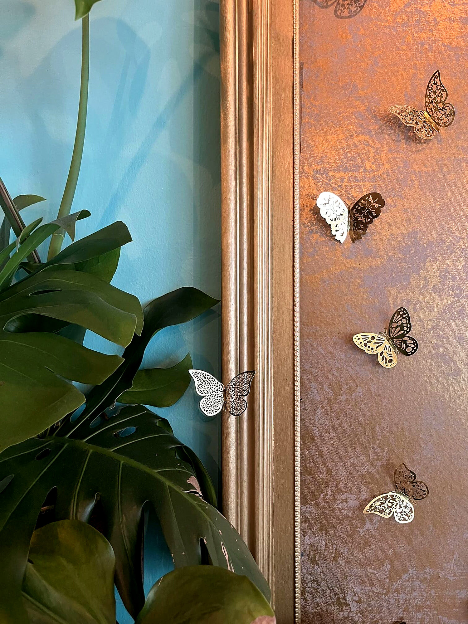 Mariposas doradas en la pared