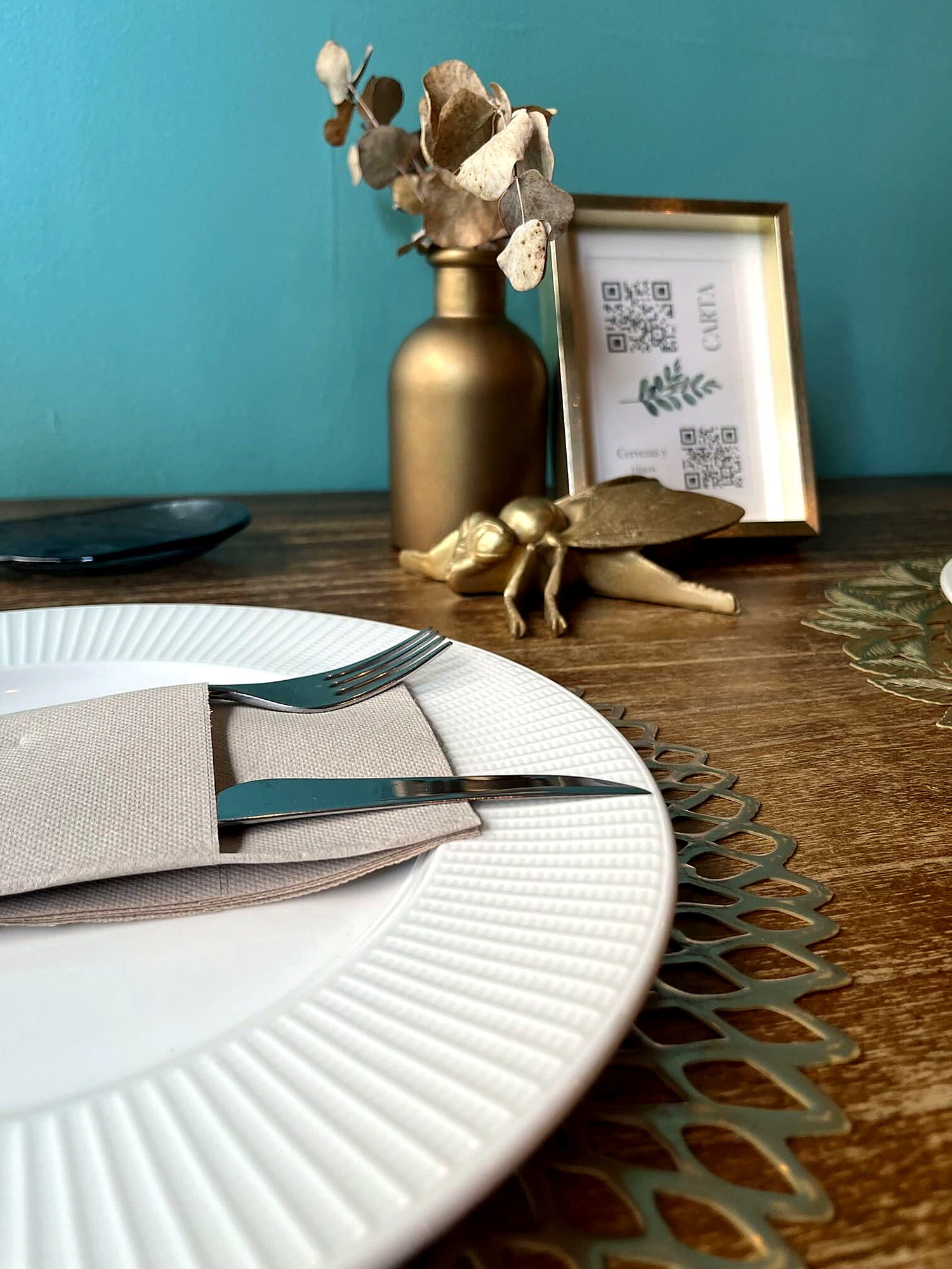 Mesa puesta con jarrón dorado